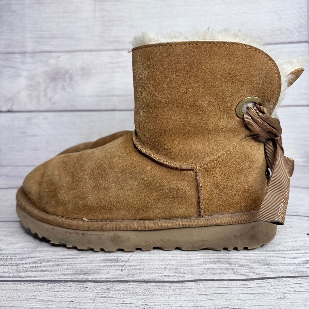 UGG Gita Bow Chestnut Suede Ankle‎ Boots Women 7 Sheepskin Lining 1100223
